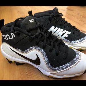 *Nike boys baseball cleats*